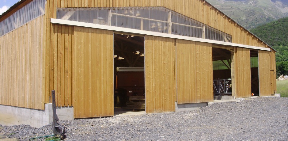 hangar agricole en bois pour vaches en zone de montagne