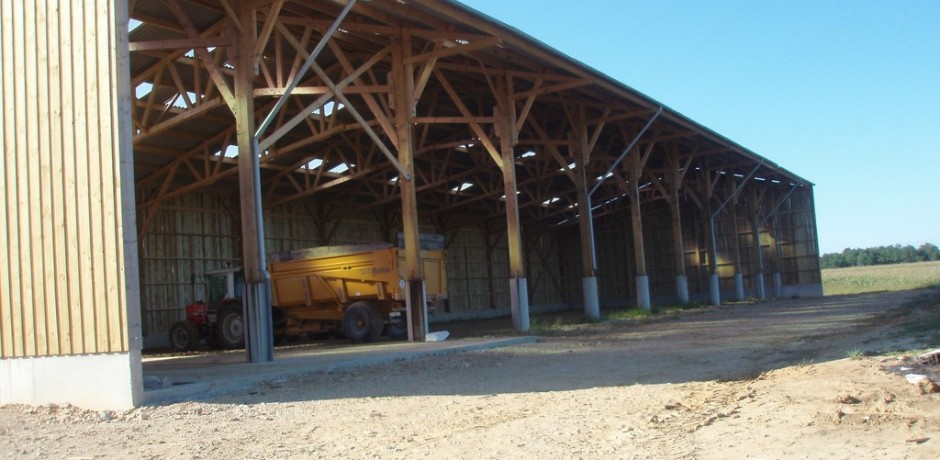 beau hangar de stockage en bois pour materiels