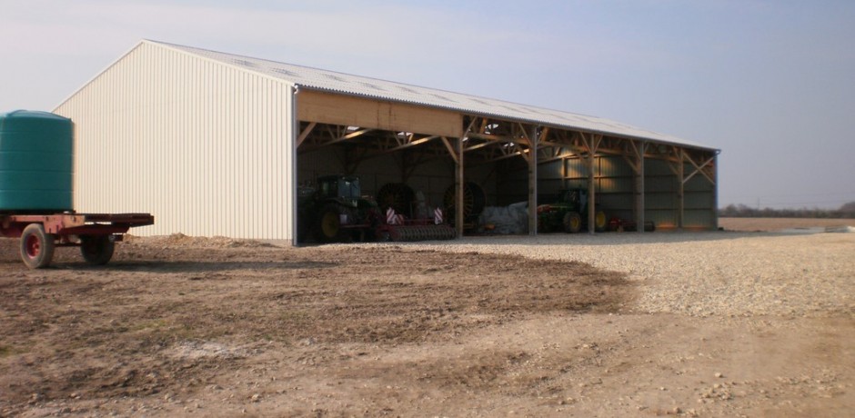 hangar de stockage pour materiels avec poutre lamelle colle