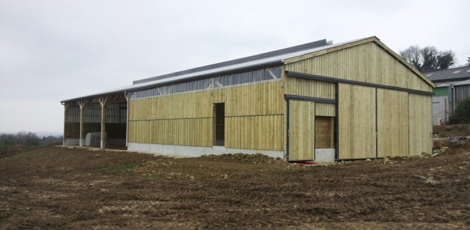 hangar agricole en bois bardage bois et porte bois
