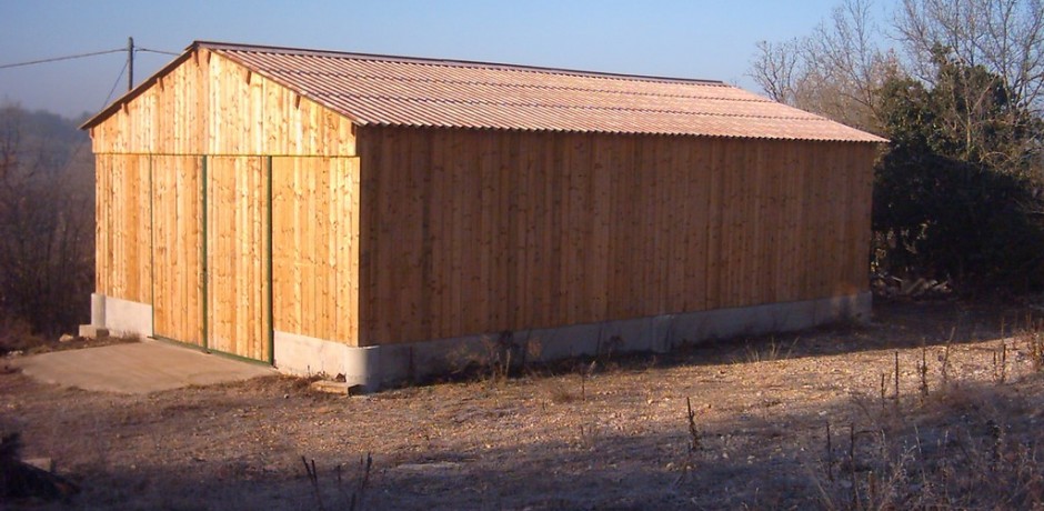 hangar de stockage en bois tout barde en bois