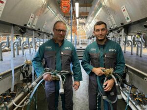 Photo portrait Baptiste et Christian Marion dans leur stabulation
