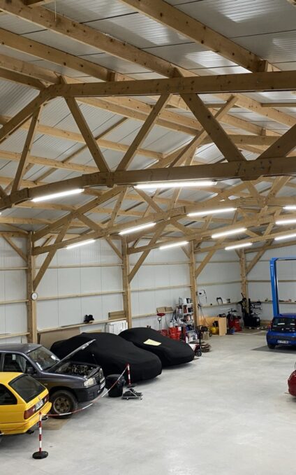 Bâtiment collectionneur de voitures en bois