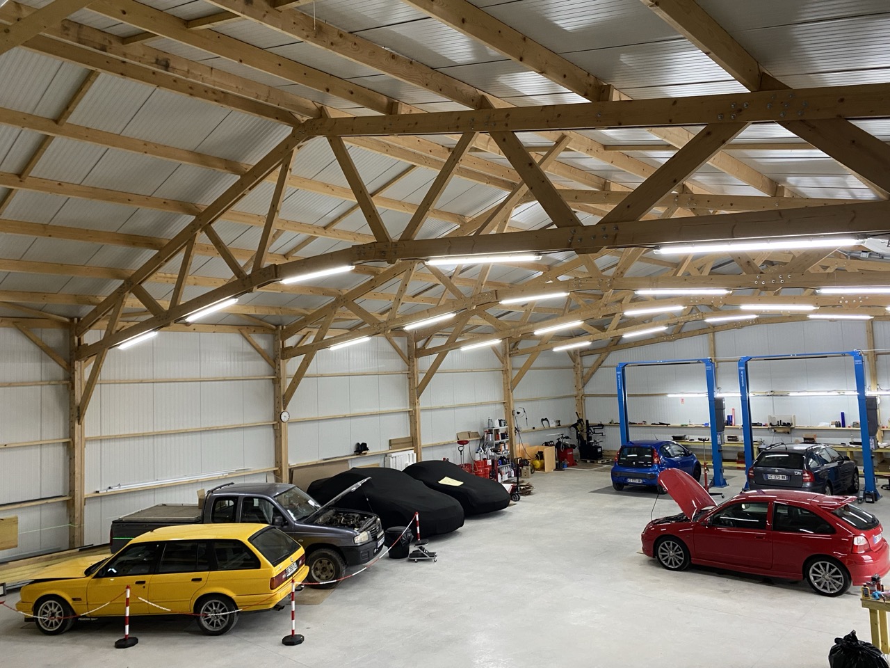 Bâtiment collectionneur de voitures en bois