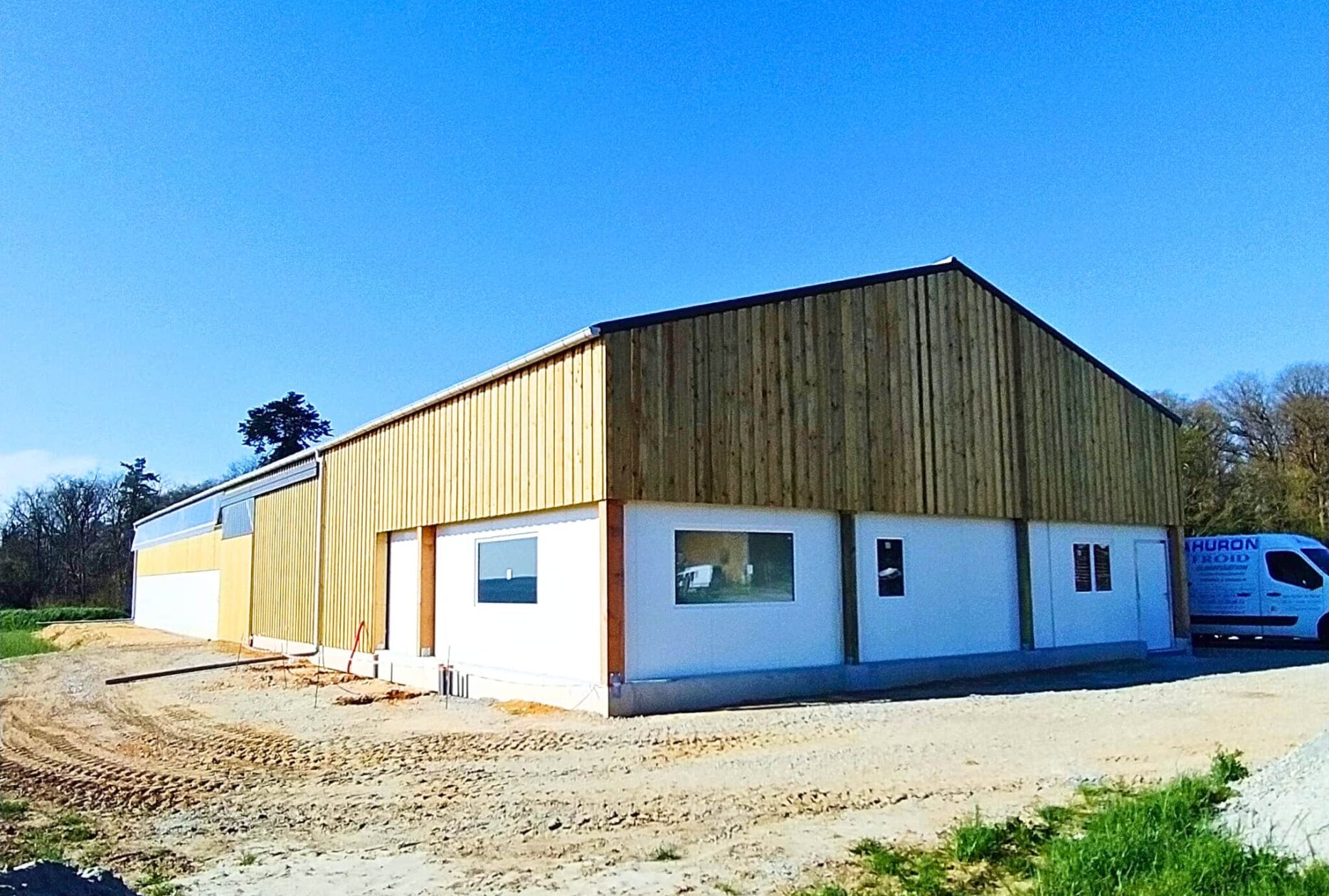 Batiment chèvres en bois dans le Loir-et-Cher