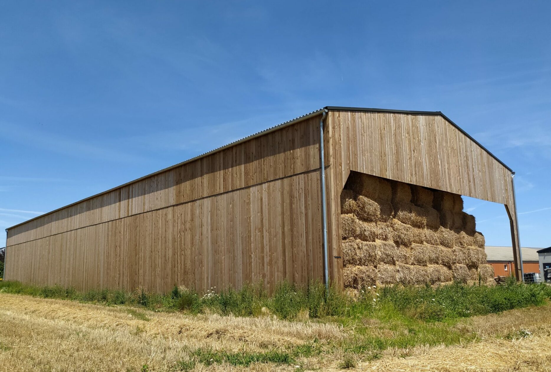 Hangar à fourrages en bois