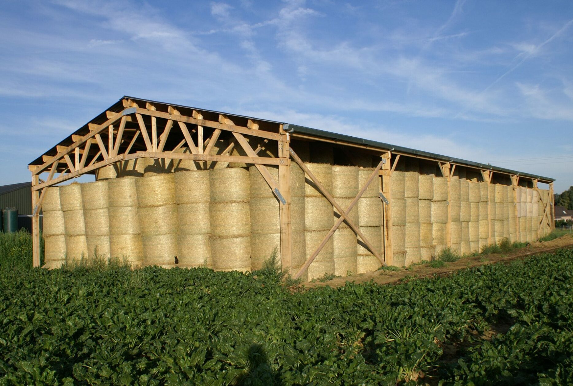 Hangar à fourrages en bois