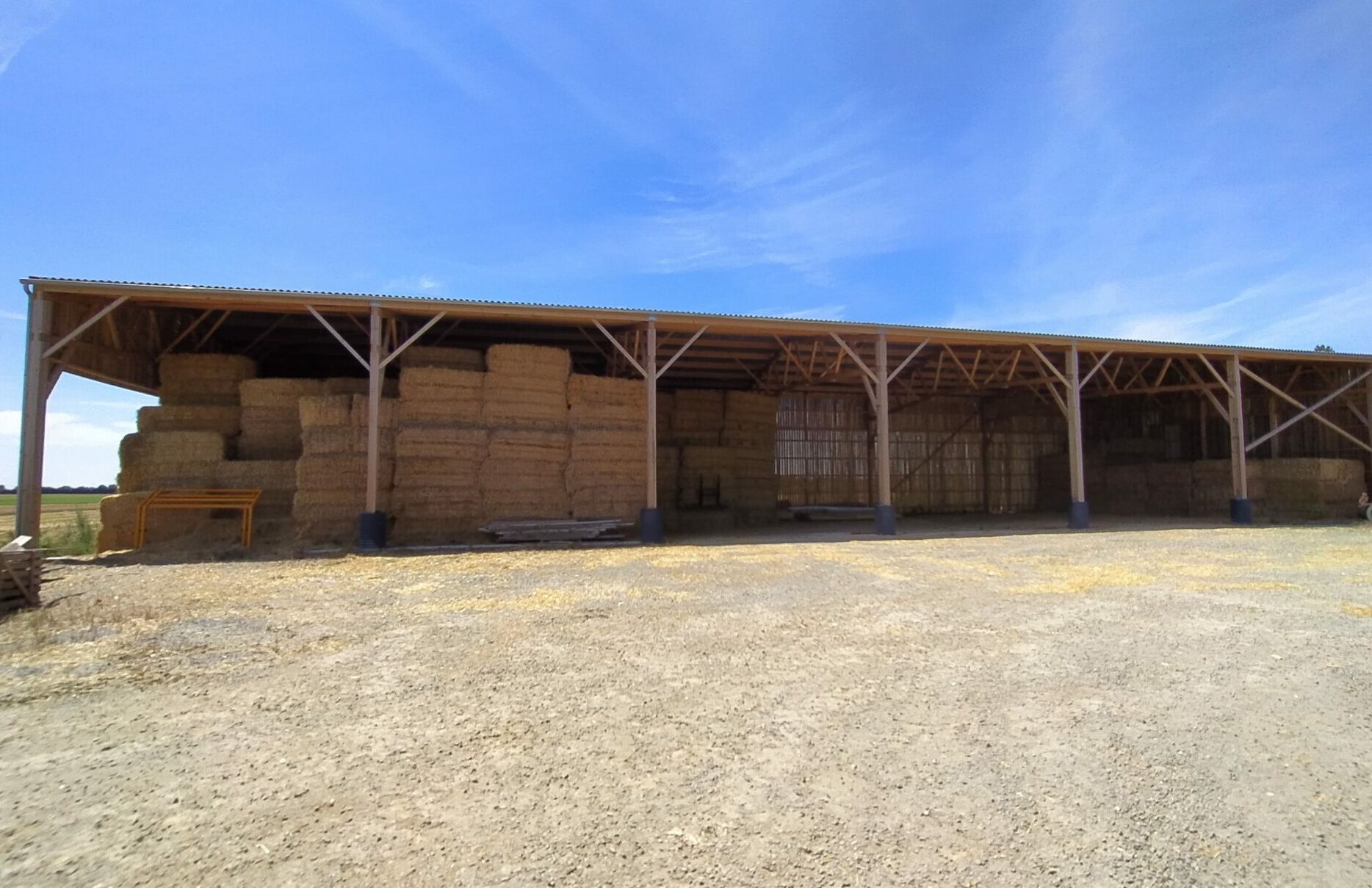 Hangar à fourrages en charpente bois