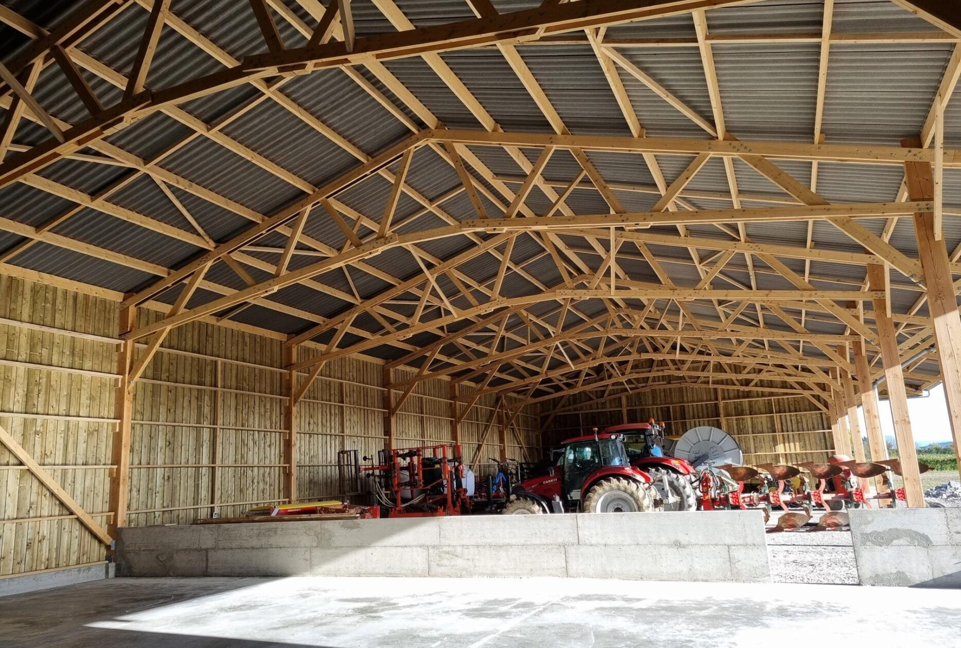 Hangar Roiné récoltes et matériel en charpente bois