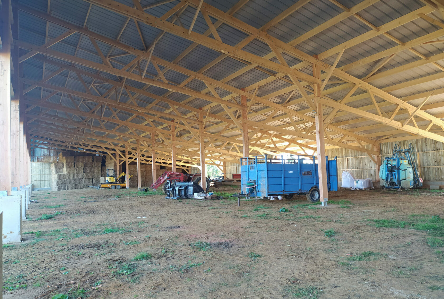 Hangar récolte et matériel en bois massif Roiné