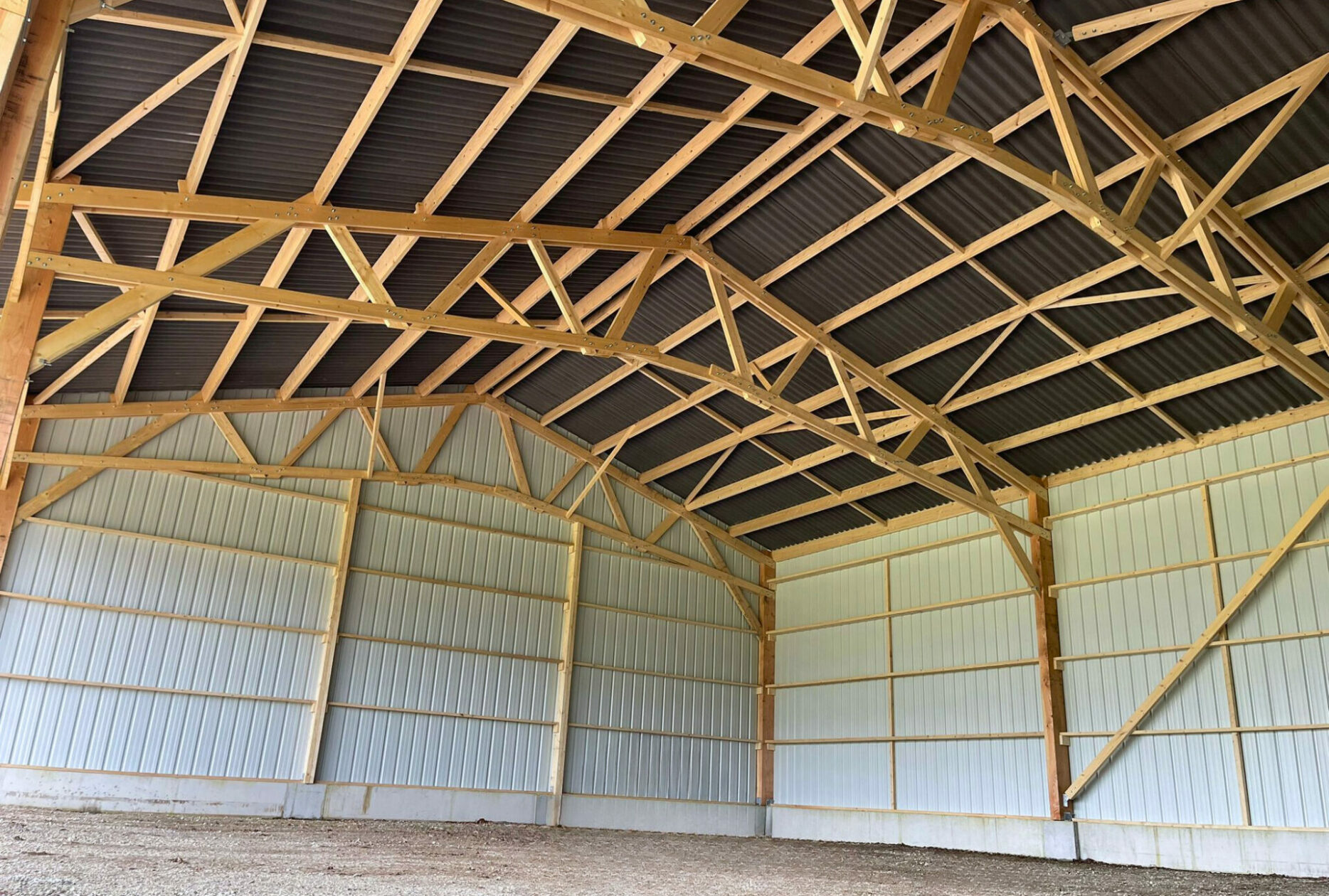 Hangar Roiné en charpente bois massif