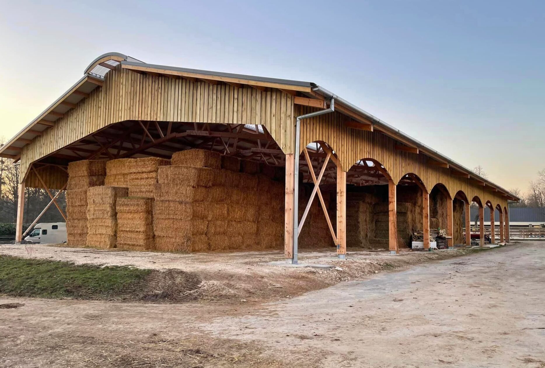 Hangar stockage fourrages équestre