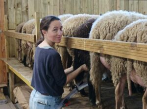Photo portrait de Marjolaine Huguet dans sa bergerie