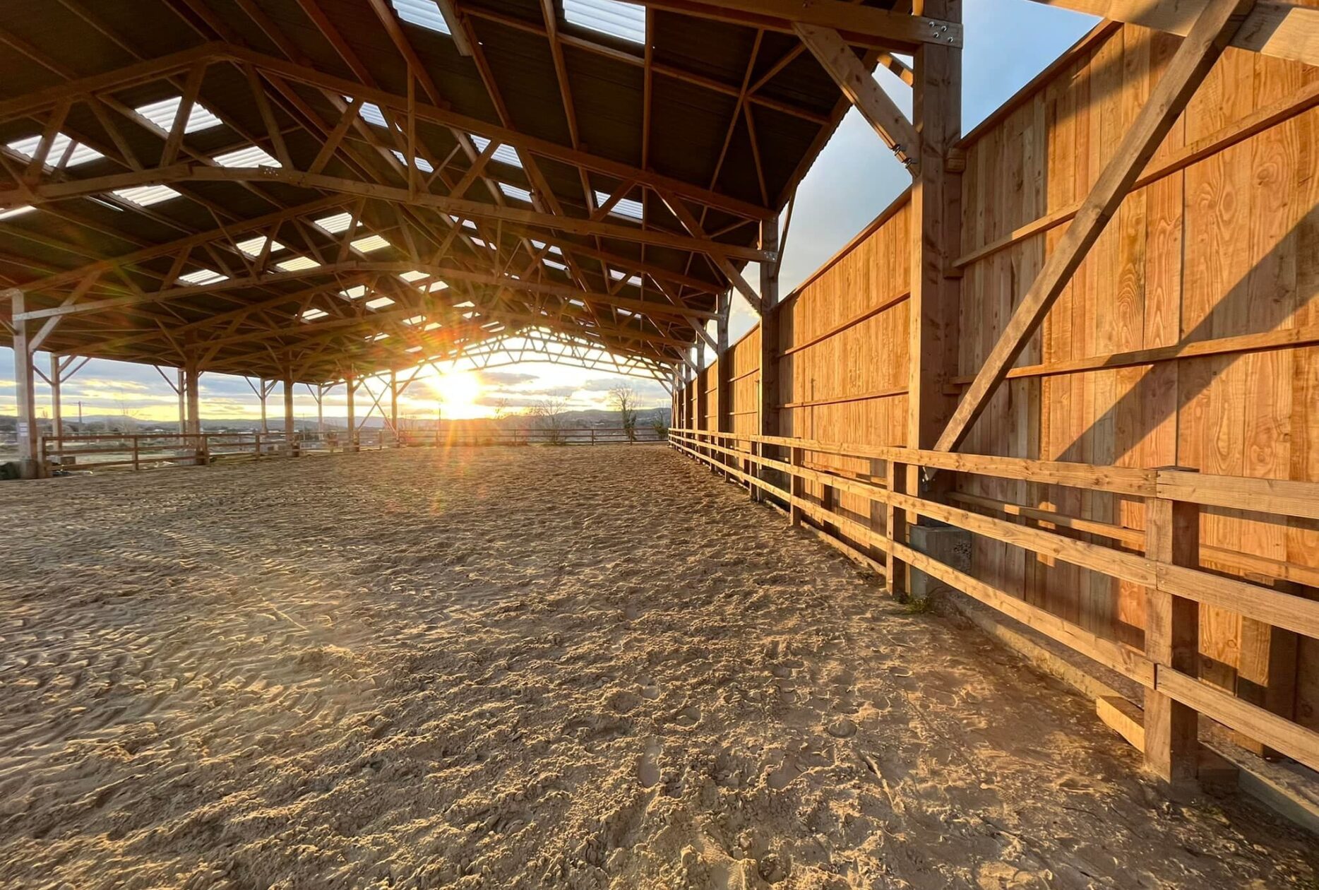Manège équestre élégant en bois