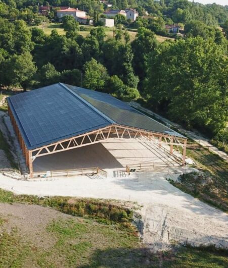 Un manège en charpente bois grande portée (54 m L x 32 m l)