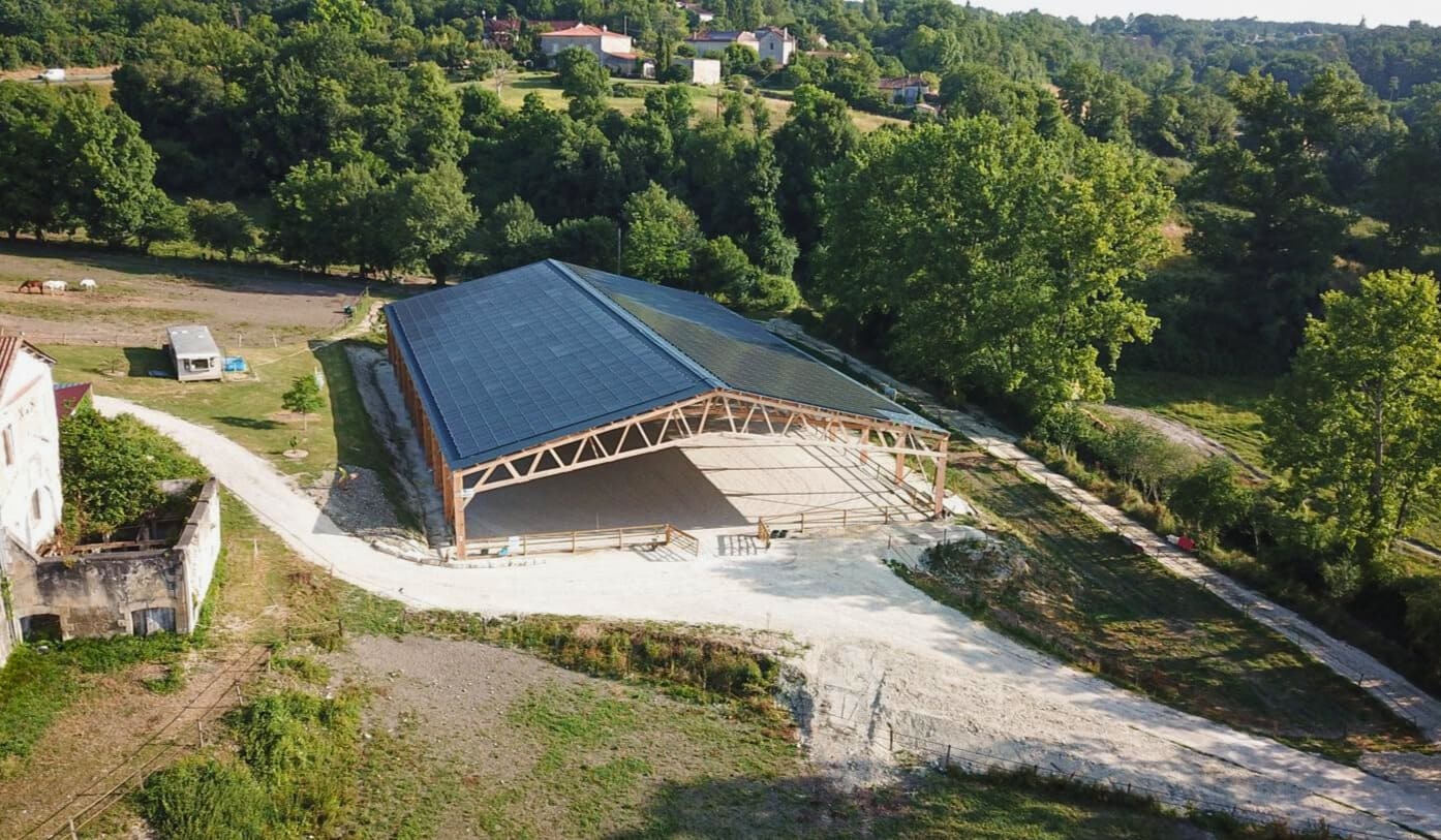 Un manège en charpente bois grande portée (54 m L x 32 m l)