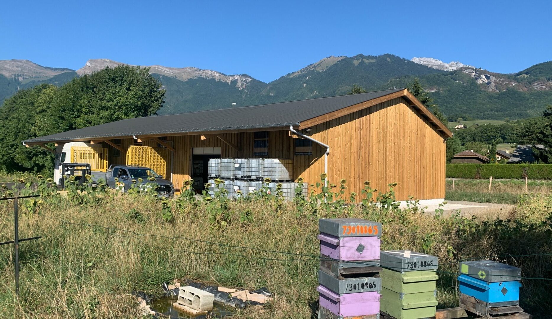 Bâtiment en bois conçu pour une miellerie