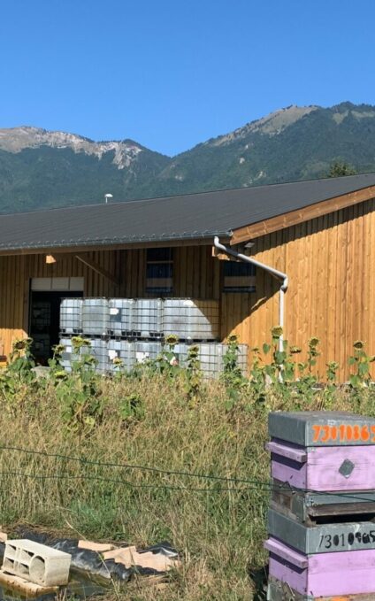 Bâtiment en bois conçu pour une miellerie