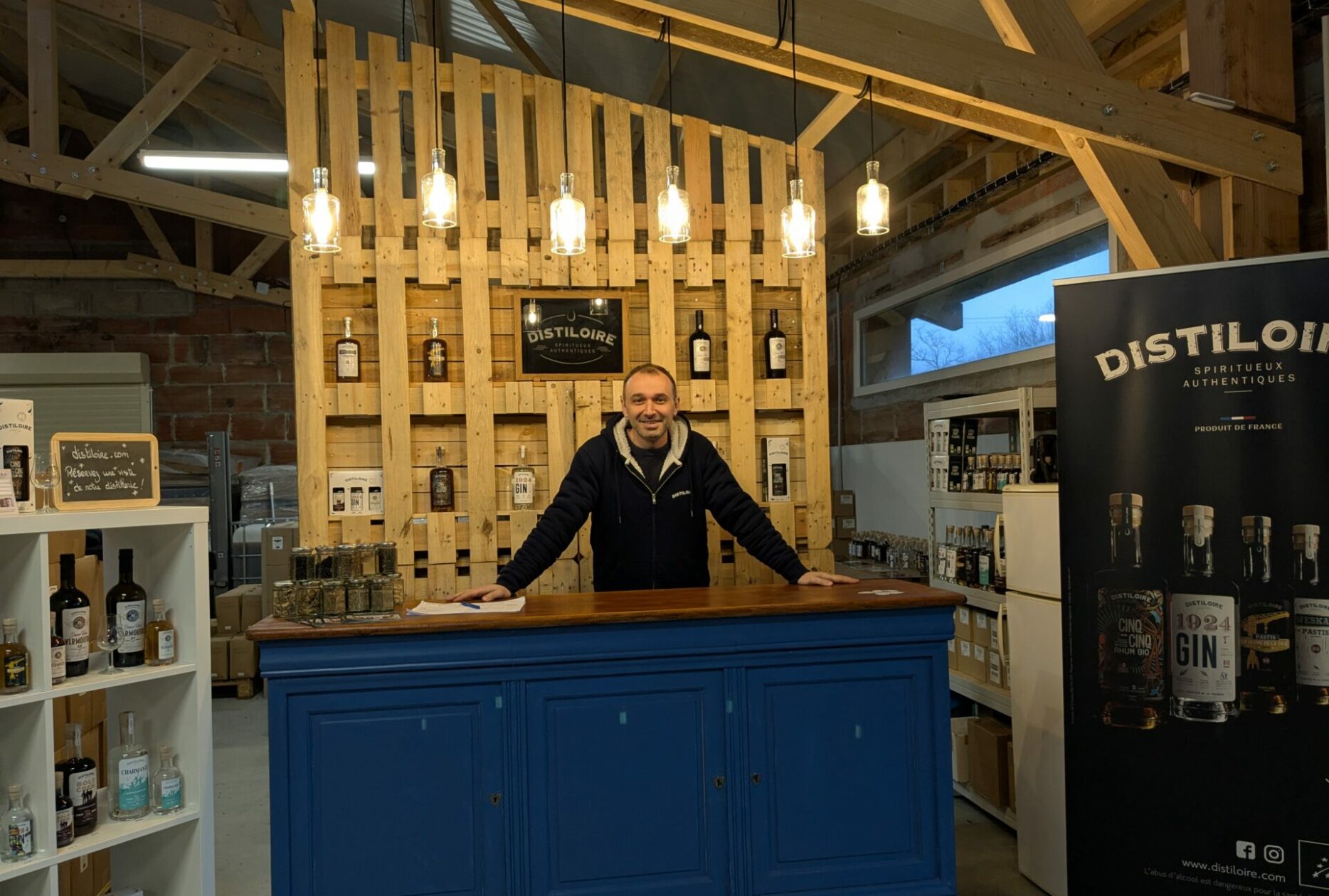 Benoit Chaigneau dans sa distillerie en bois