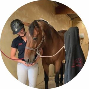 Photo portrait Camille Caubert avec son cheval