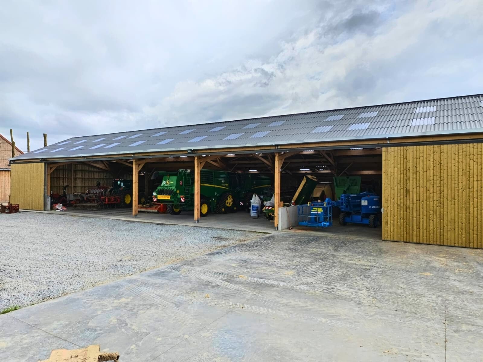 Hangar stockage matériel en bois Roiné