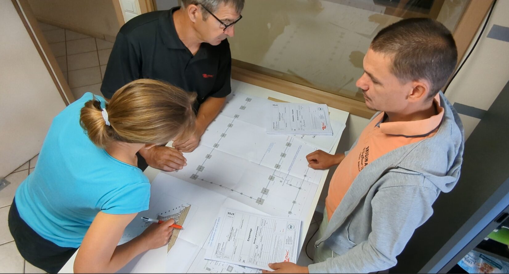 Photo 3 personnes autour d'un plan, formation