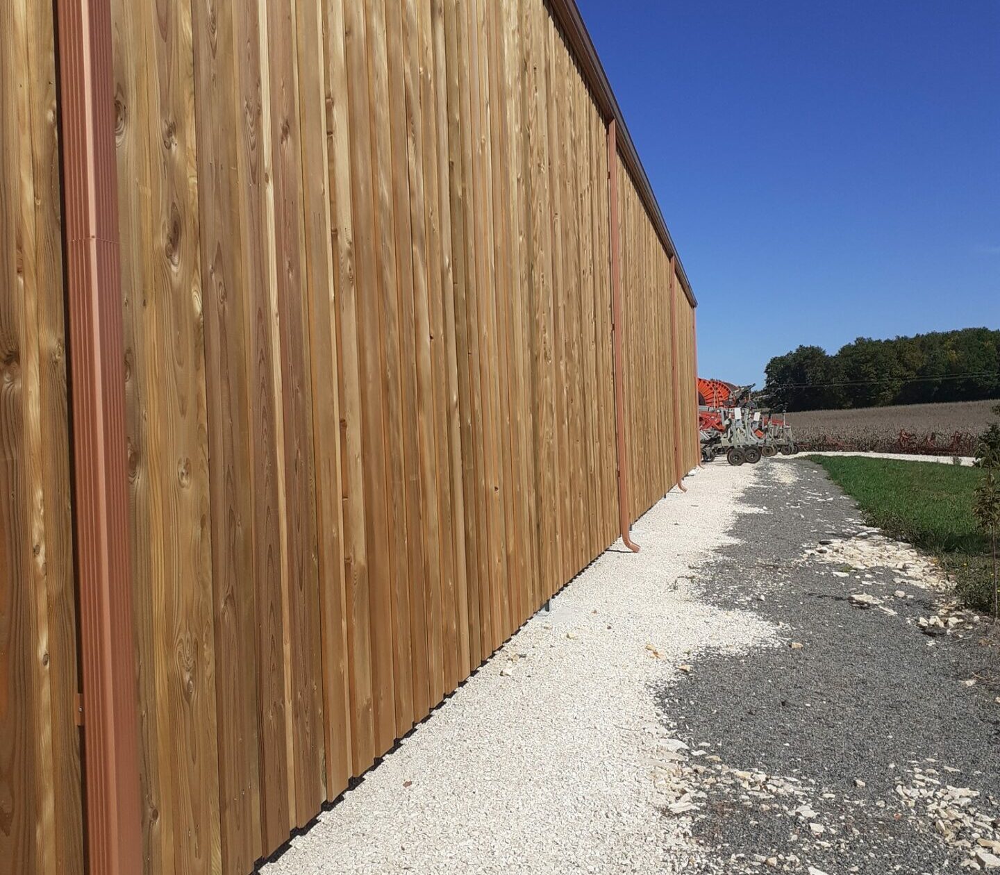 Gouttières sur hangar en bois