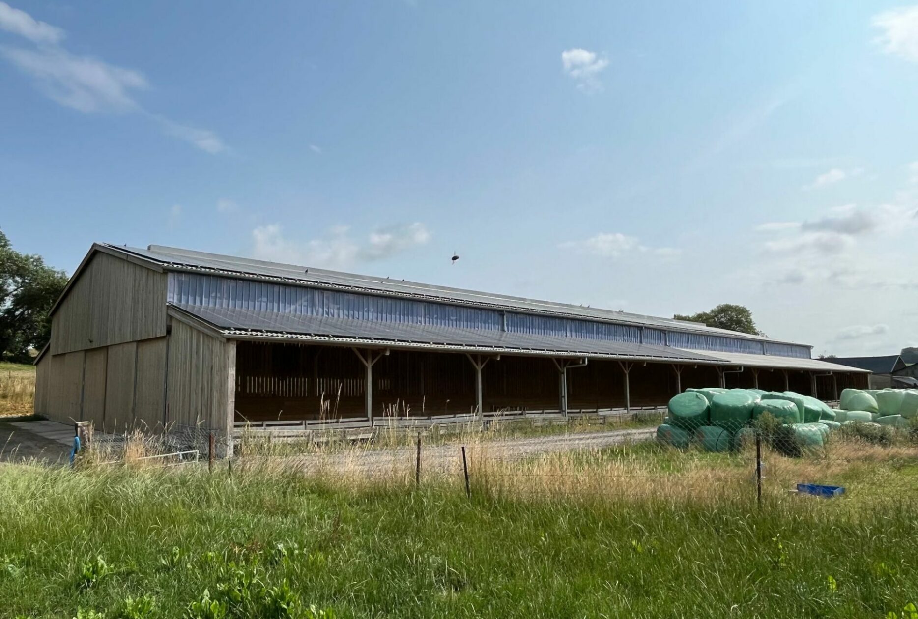 Bergerie photovoltaïque en bois Roiné