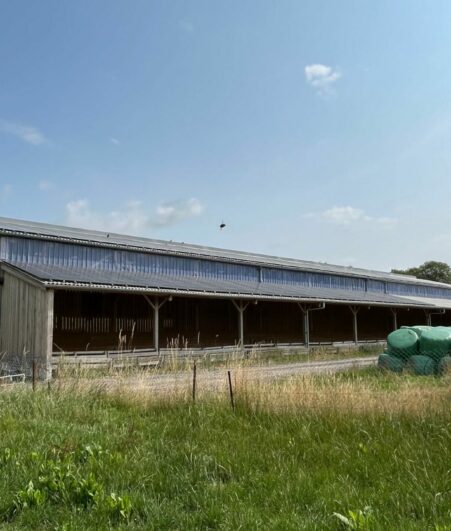 Bergerie photovoltaïque en bois Roiné