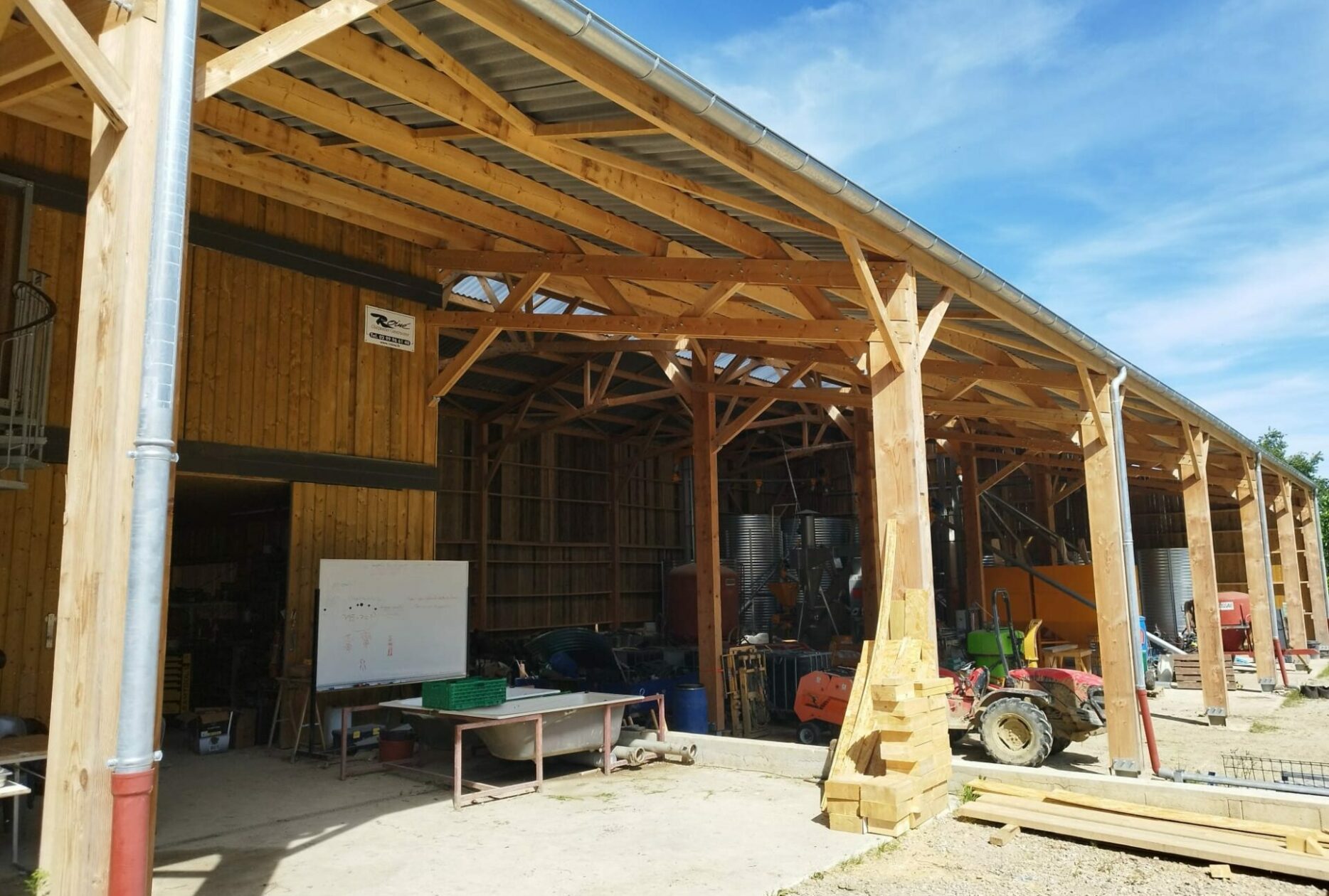 Hangar de stockage matériel et labo de transfo