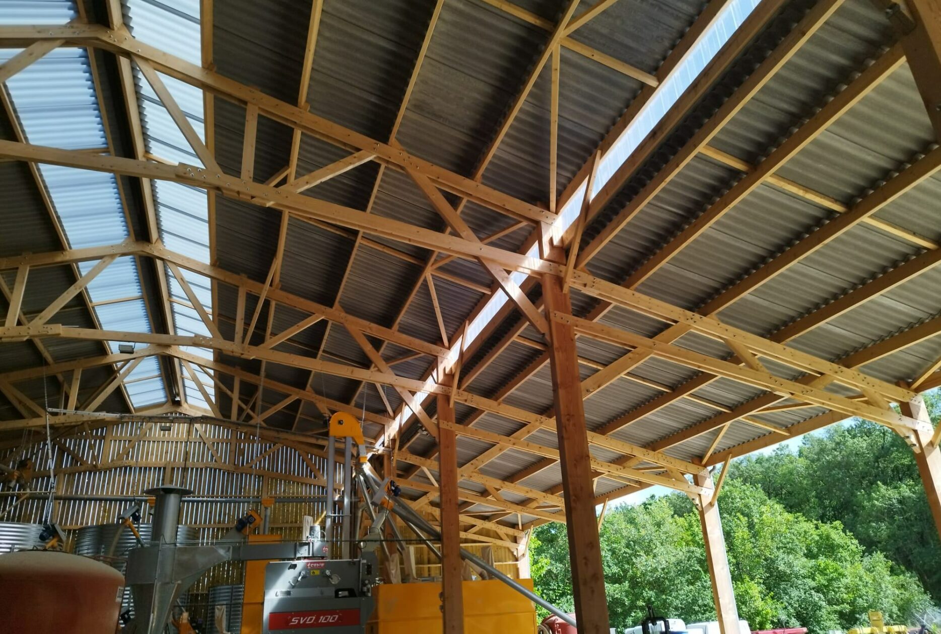 Hangar de stockage matériel et labo de transfo