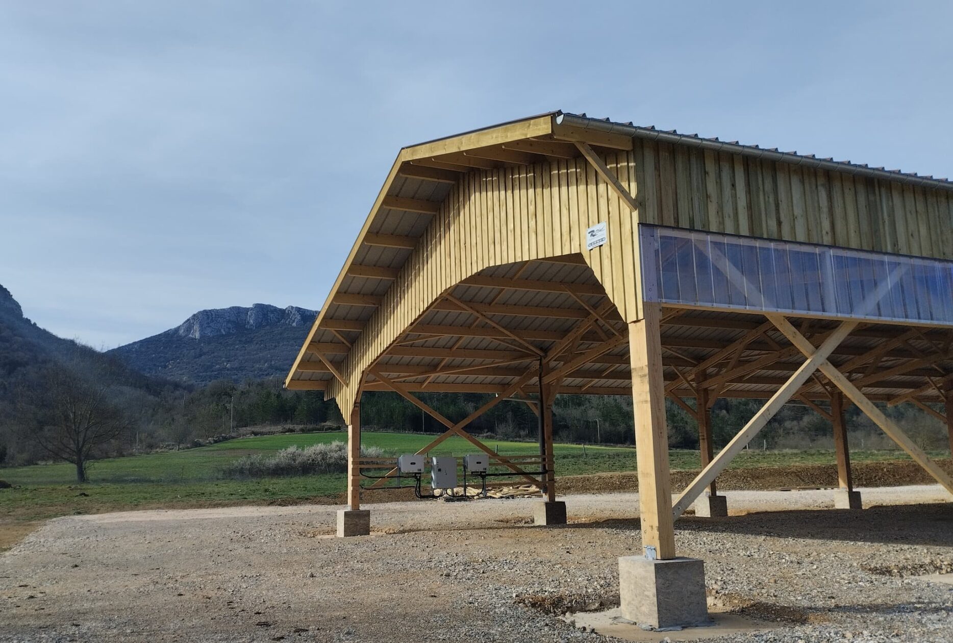 Hangar en bois Roiné