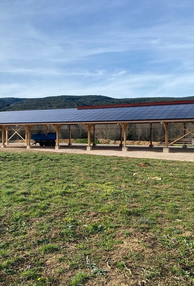Hangar fourrages et matériel photovoltaïque en bois