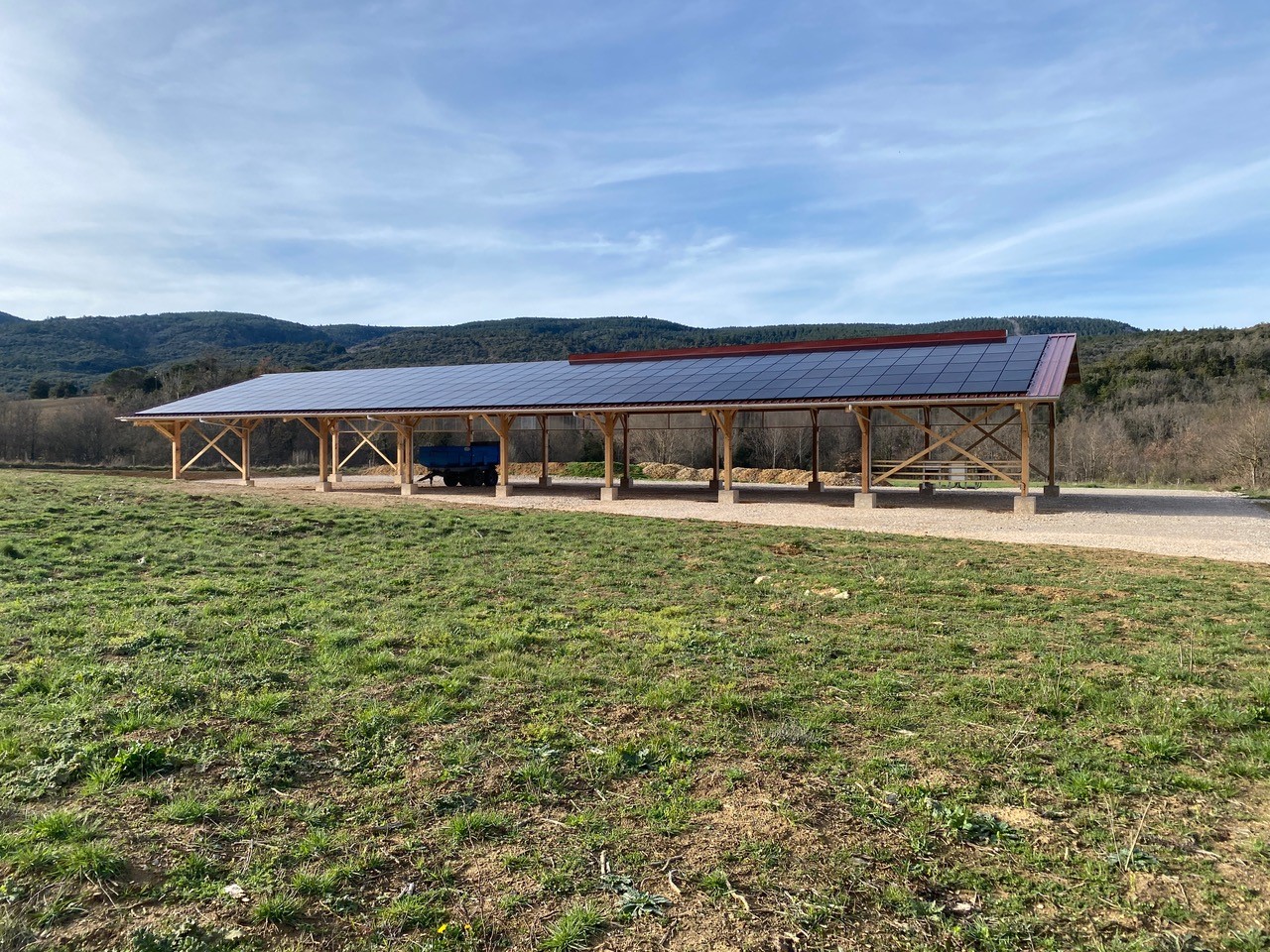 Hangar fourrages et matériel photovoltaïque en bois