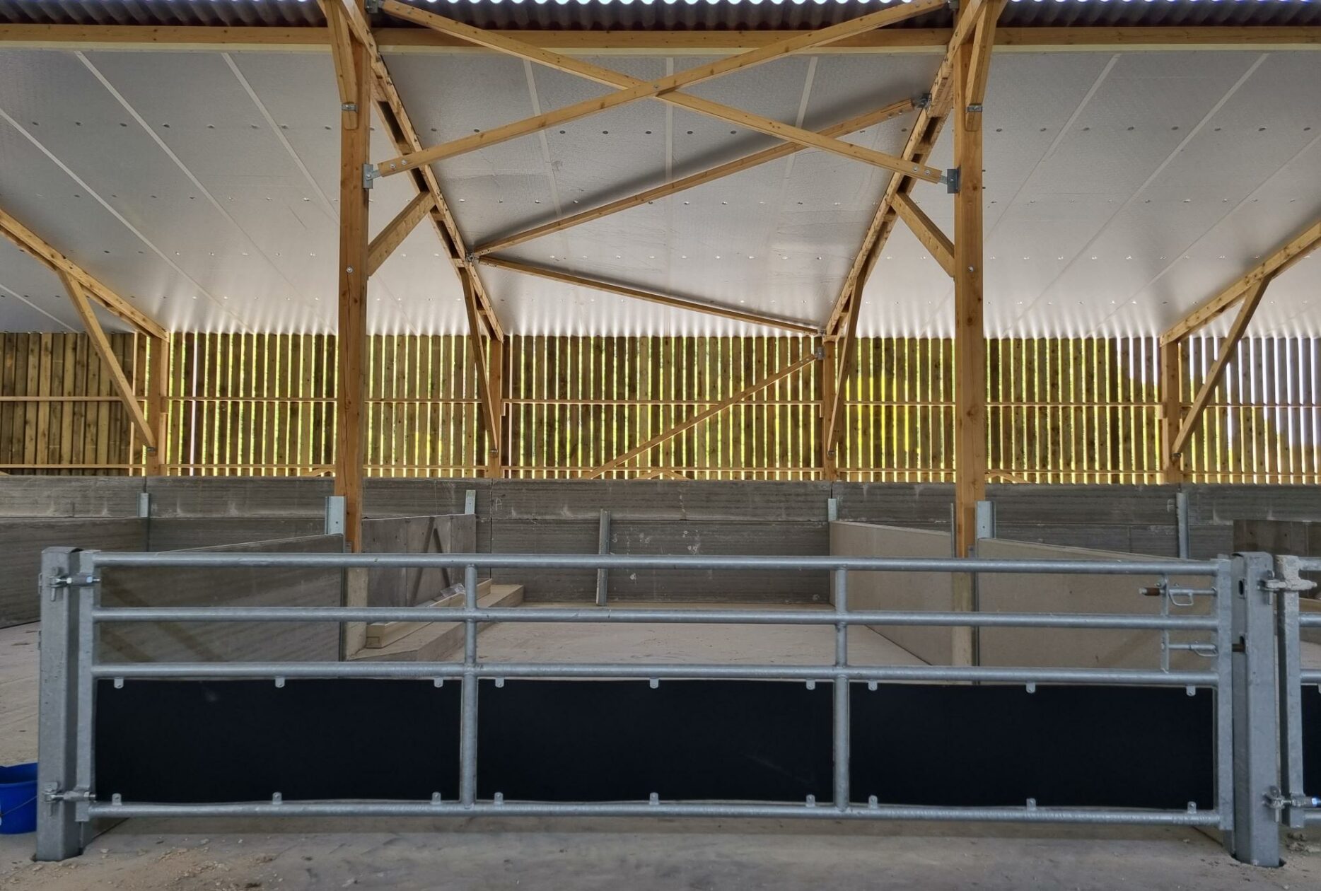Case porcherie sur paille en bois Roiné