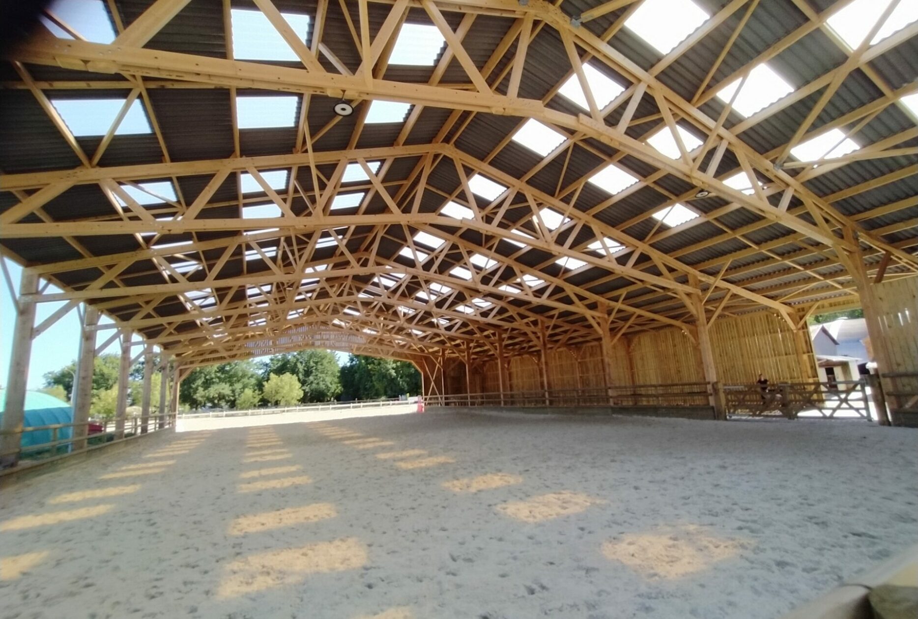 Manège spacieux et lumineux en bois