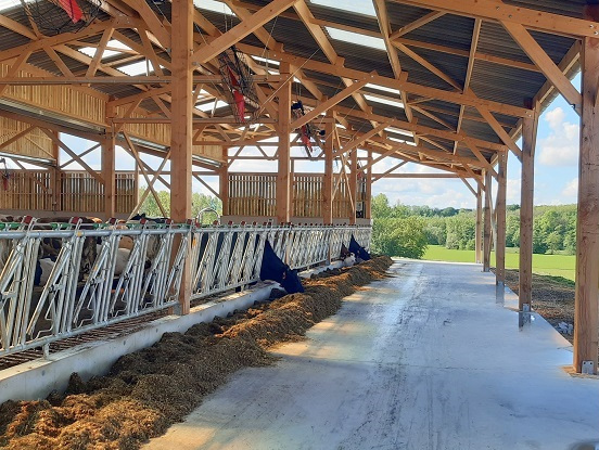 Table d'alimentation ouverte dans un bâtiment toit d'usine en bois