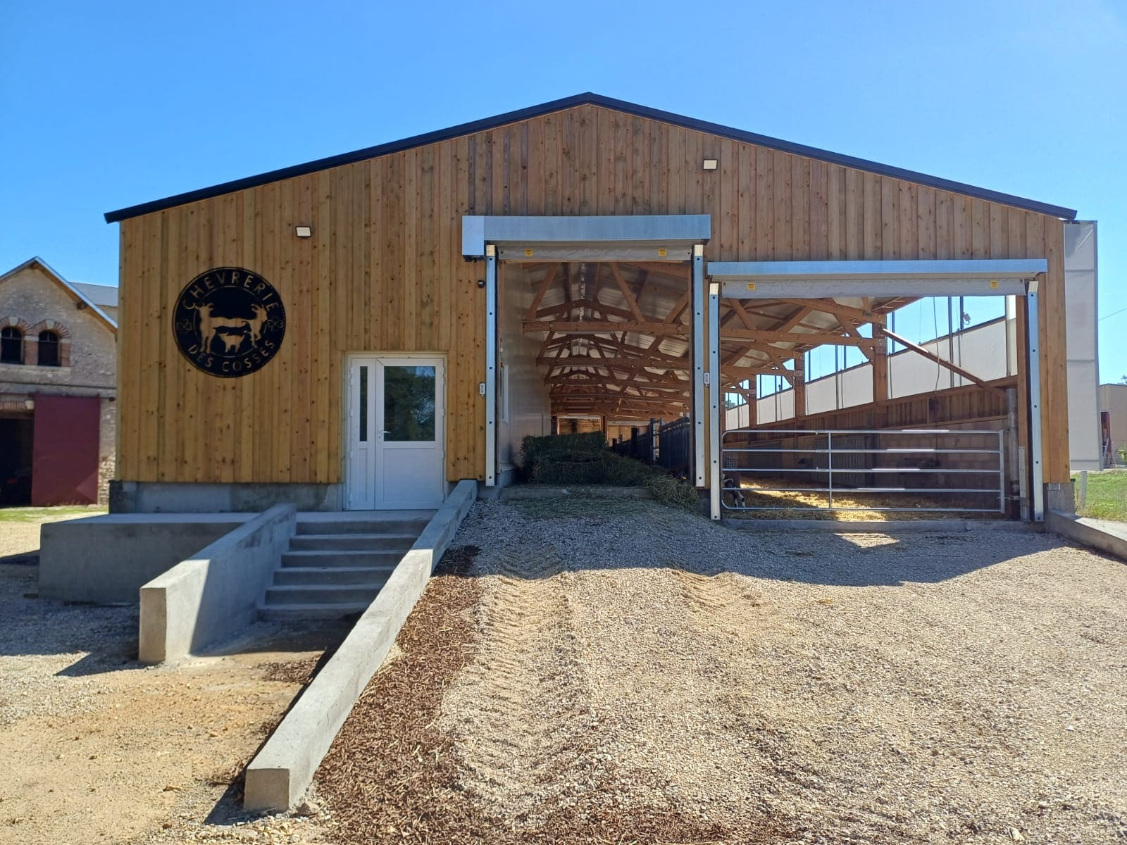 Chèvrerie en charpente bois avec logement, transfo et vente