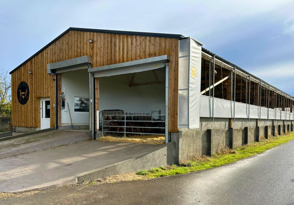 Chevrerie en bois photovoltaïque tout en un : logement chèvres, traite, transfo et vente