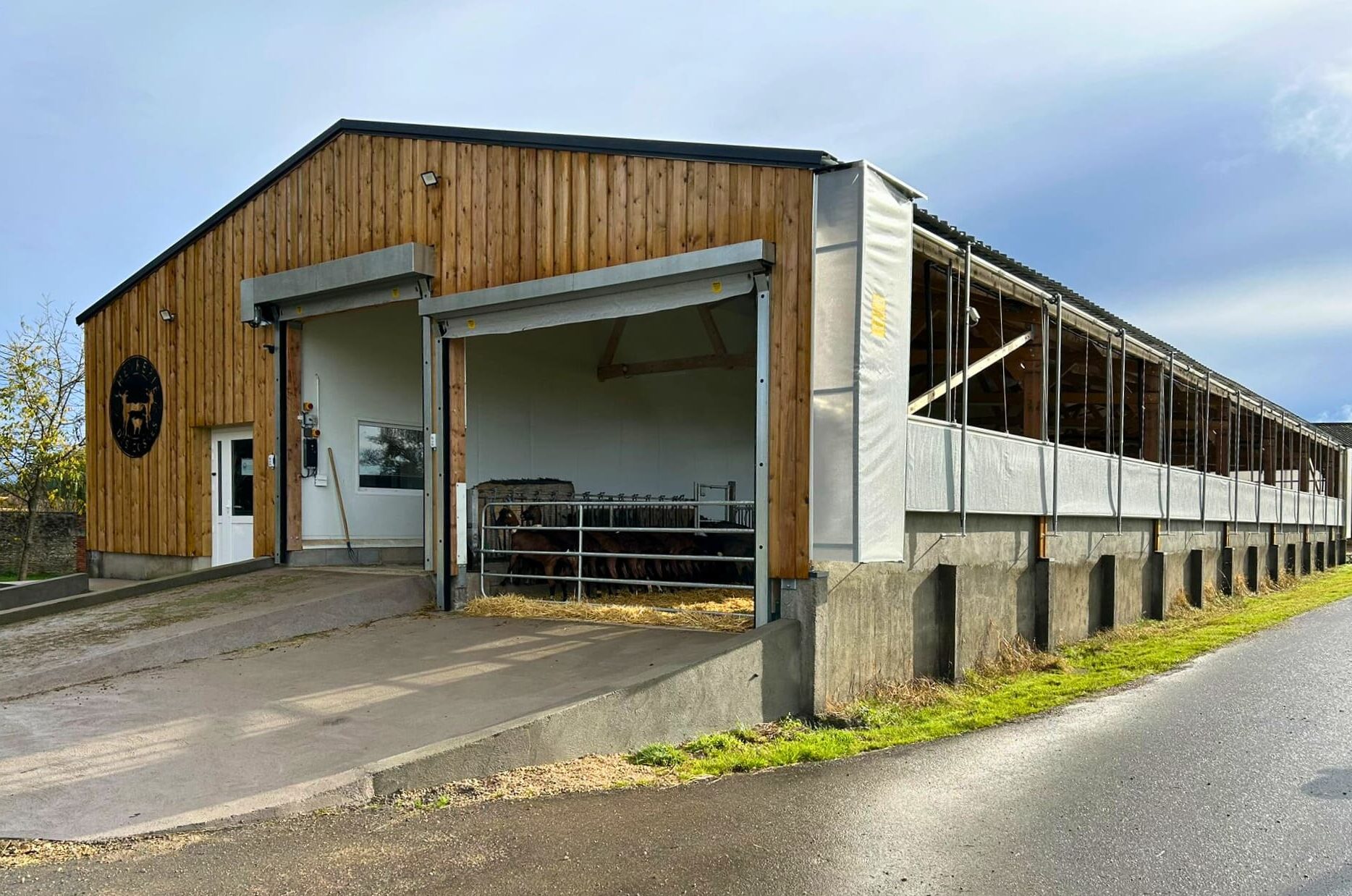 Chevrerie en bois photovoltaïque tout en un : logement chèvres, traite, transfo et vente