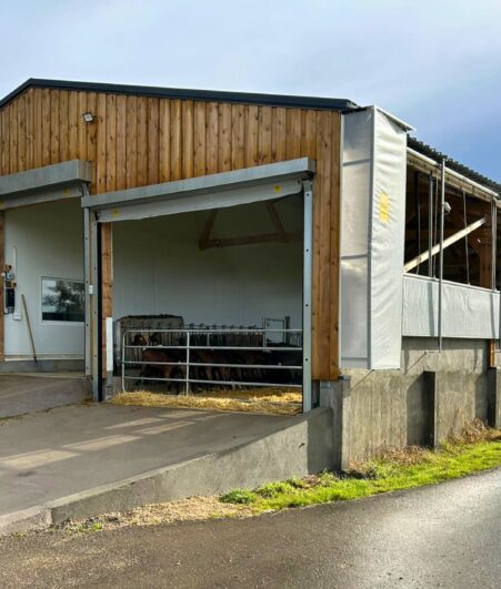 Chevrerie en bois photovoltaïque tout en un : logement chèvres, traite, transfo et vente