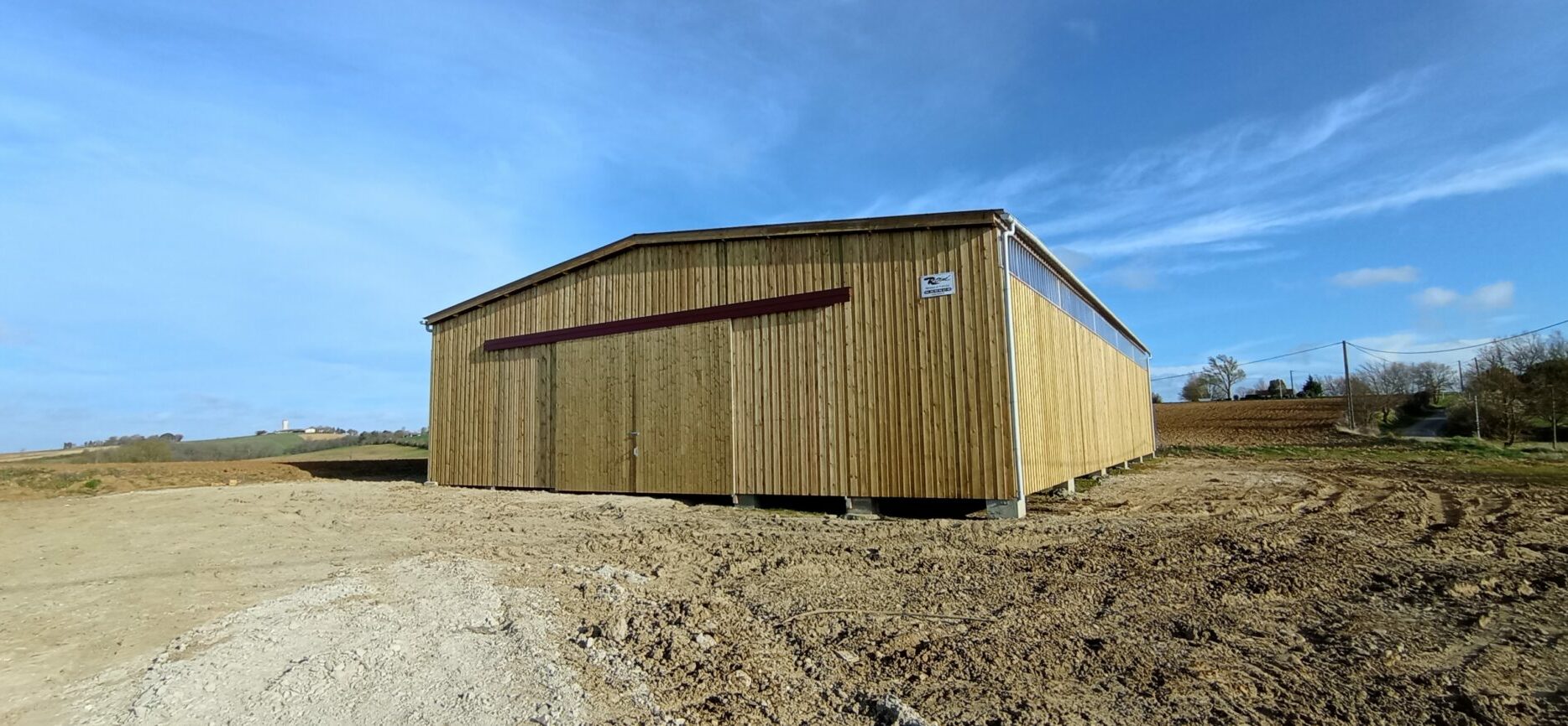 Hangar matériel photovoltaïque en bois